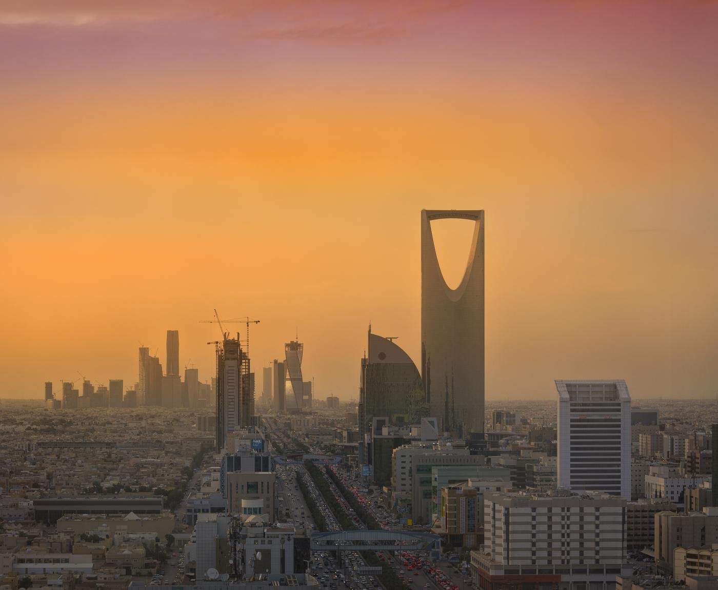 أفق مدينة الرياض عند الغروب، ويظهر فيه برج المملكة ومركز الملك عبدالله المالي